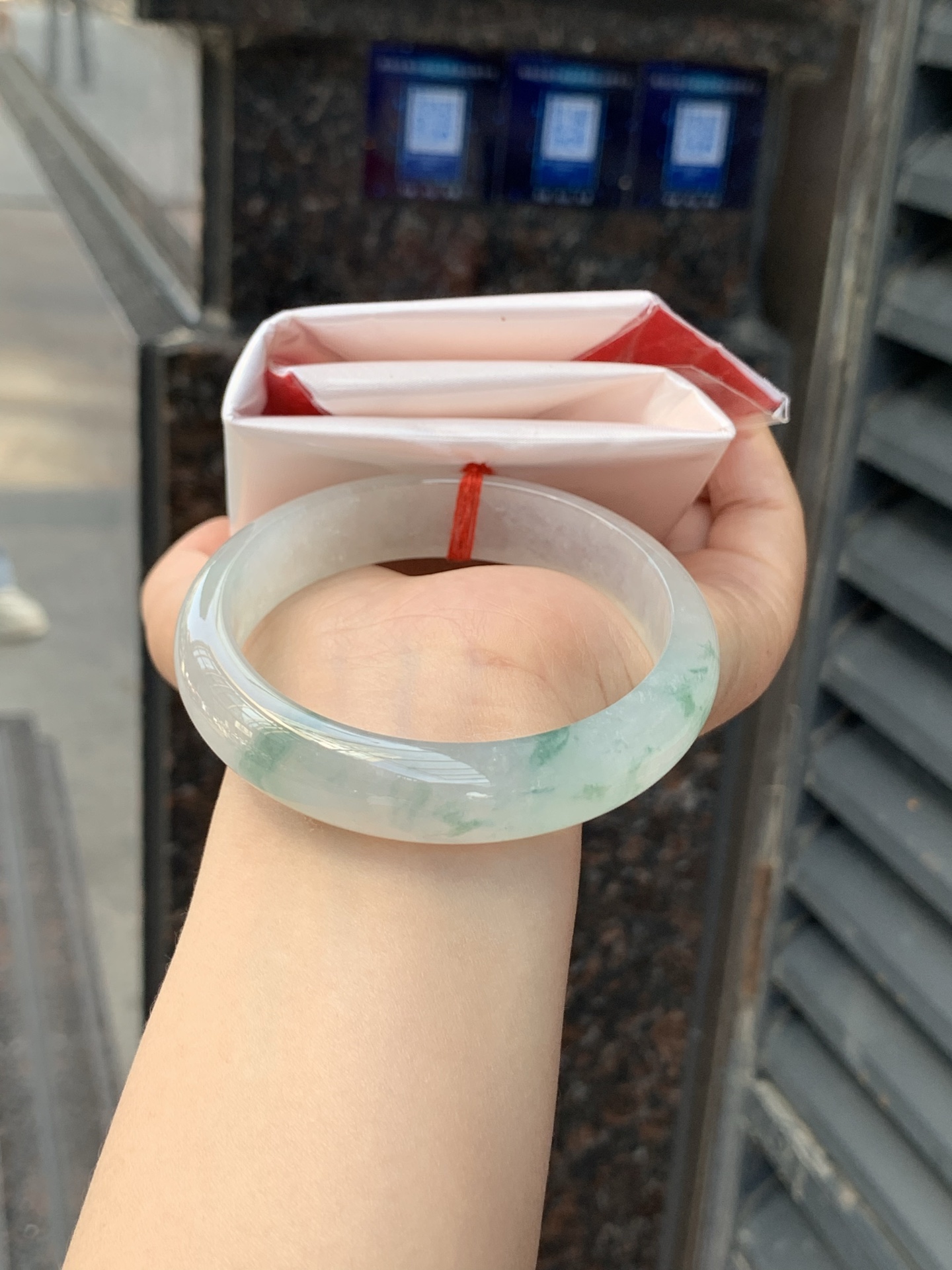 冰飘花正圈，57.6/13.9/7.5，0425-N483，无裂，打灯棉线，底妆冰透细腻，冰底中开出了朵朵兰花，飘花灵动飘逸，半山半水，勾勒出一幅唯美诗意的山水意境画，古典优雅。