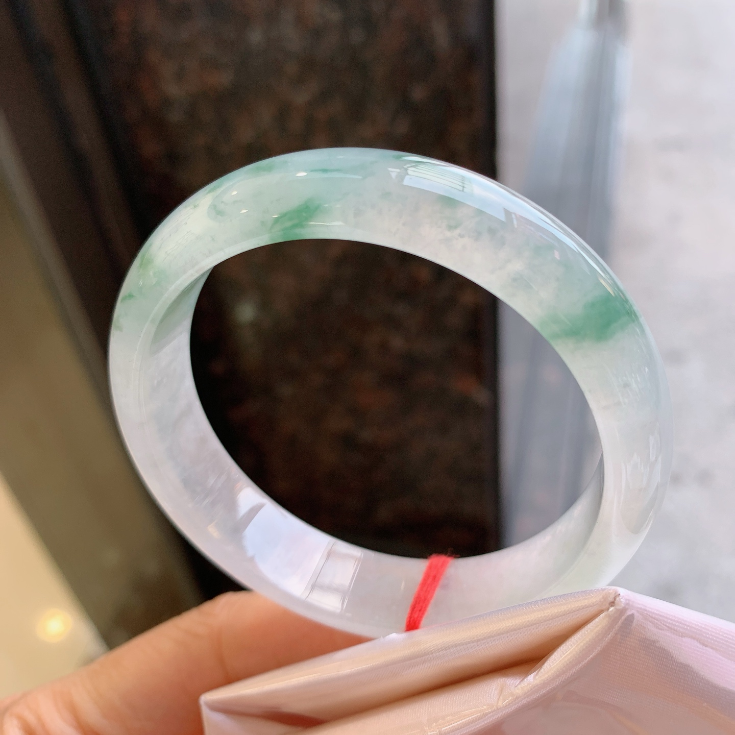 正圈冰种飘花，无裂，尺寸：57.5/14/7.8，冰润