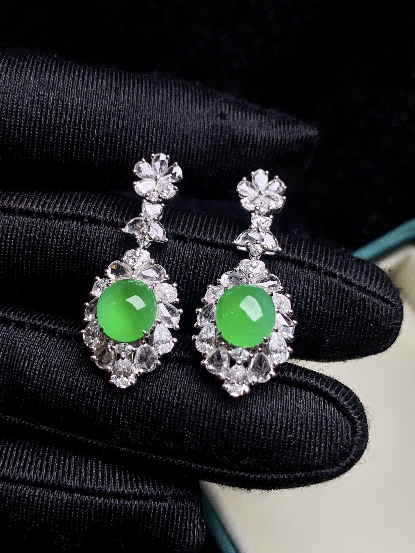 ️阳绿 蛋面耳坠，18k金镶：31.1*13.1*8.8，裸石：7.1*7.2*3.8