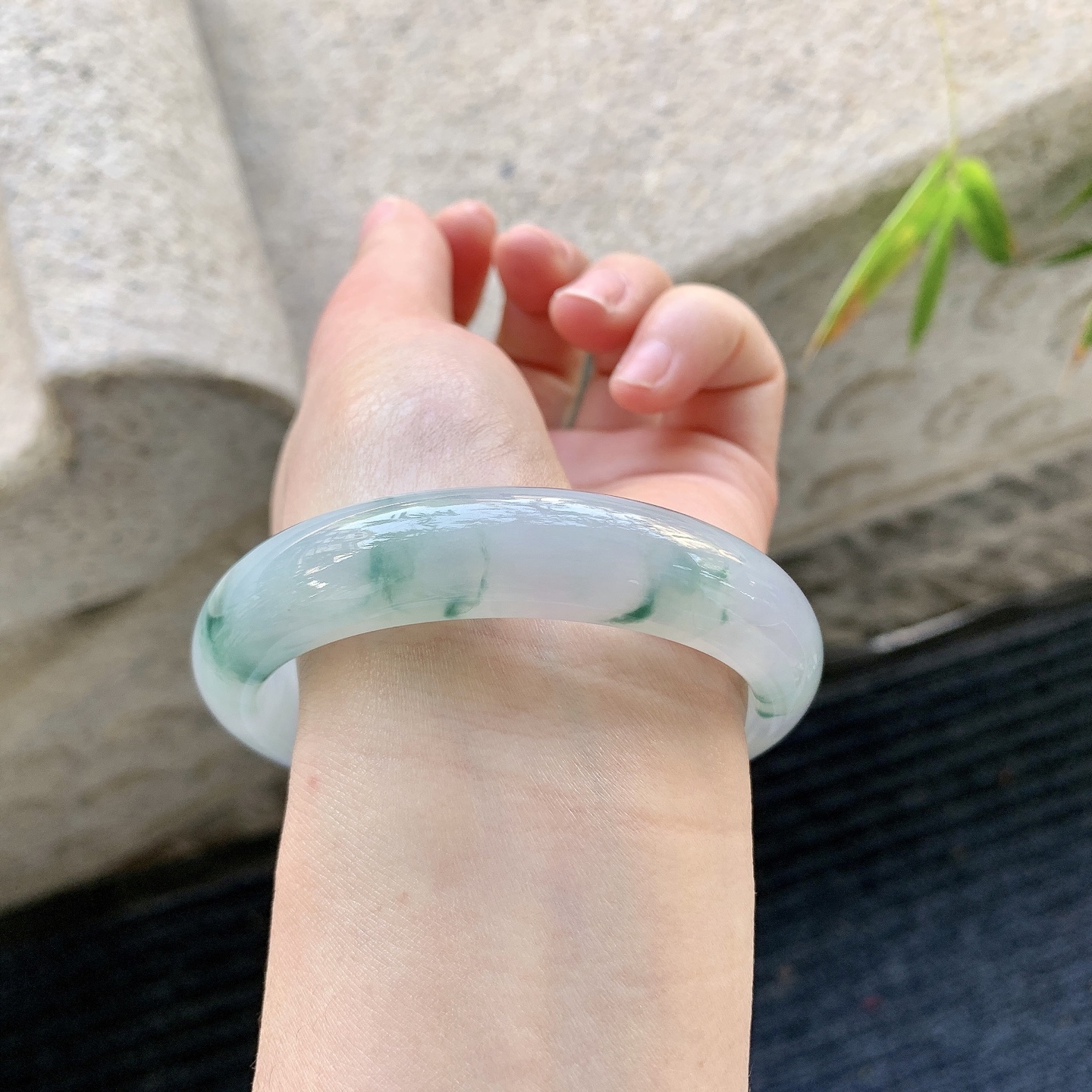 正圈57 58，圈口57.4/13.3/8.5，编码FL081258，糯冰飘花，水润，种老，细腻，打灯有絮线