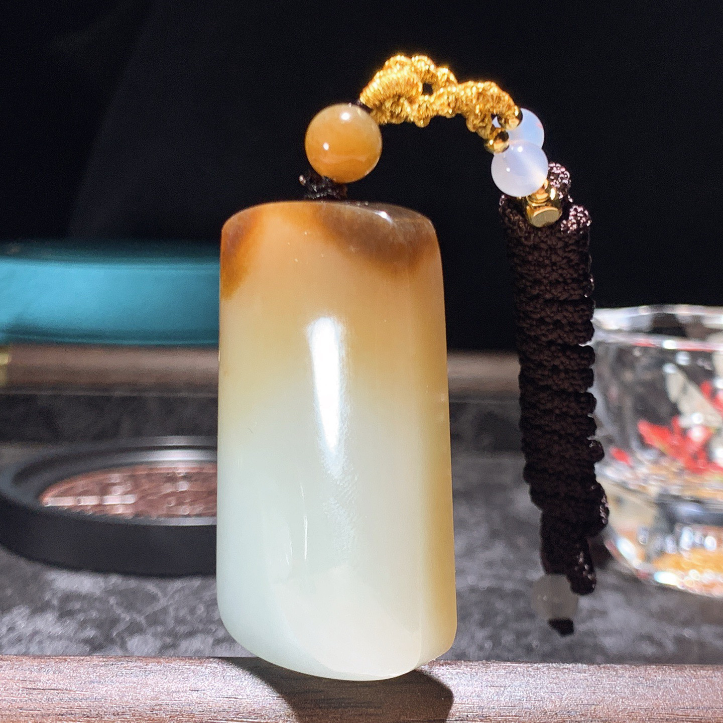 新疆和田玉且末糖平安无事牌子挂件。尺寸50/28/12重43.8克 玉质细腻油润。手推出油。佩戴高端