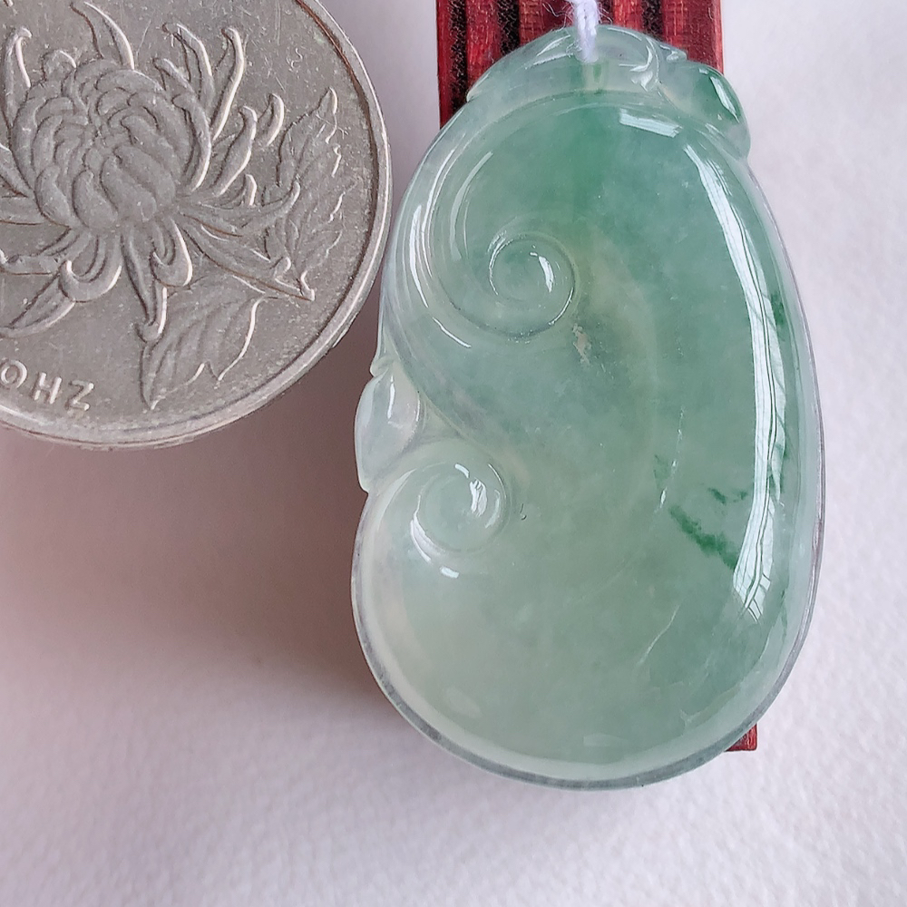 冰润飘花吉祥如意翡翠吊坠  寓意“万事如意，吉祥如意,福寿绵长 心想事成”饱满大气，通透水润  W1415.22尺寸：36-21.8-5.8mm