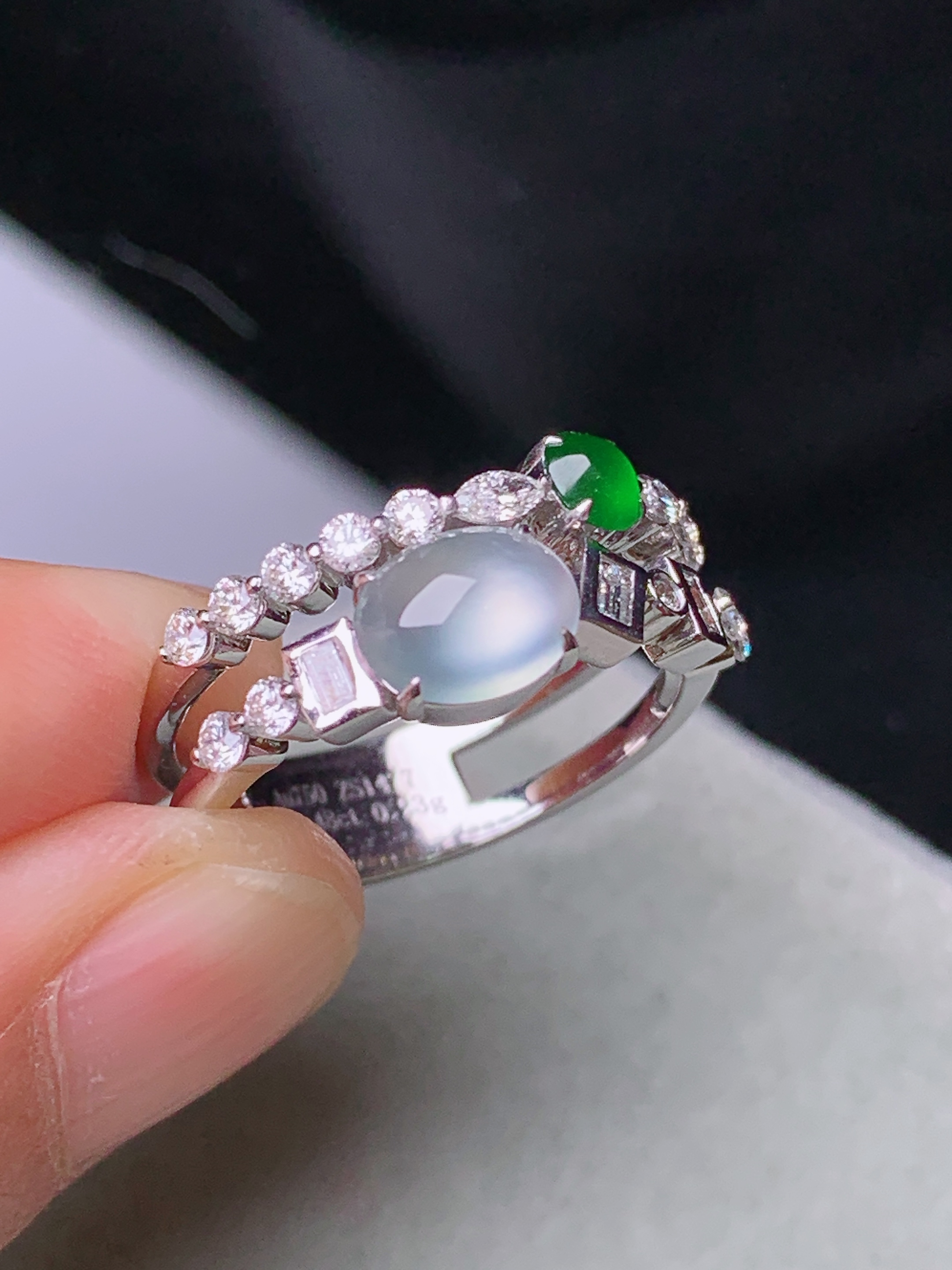 18k金钻镶嵌冰种蛋面戒指 玉质细腻 色泽艳丽清新 水润亮眼 圈口13.5 裸石尺寸7*5.2*2.