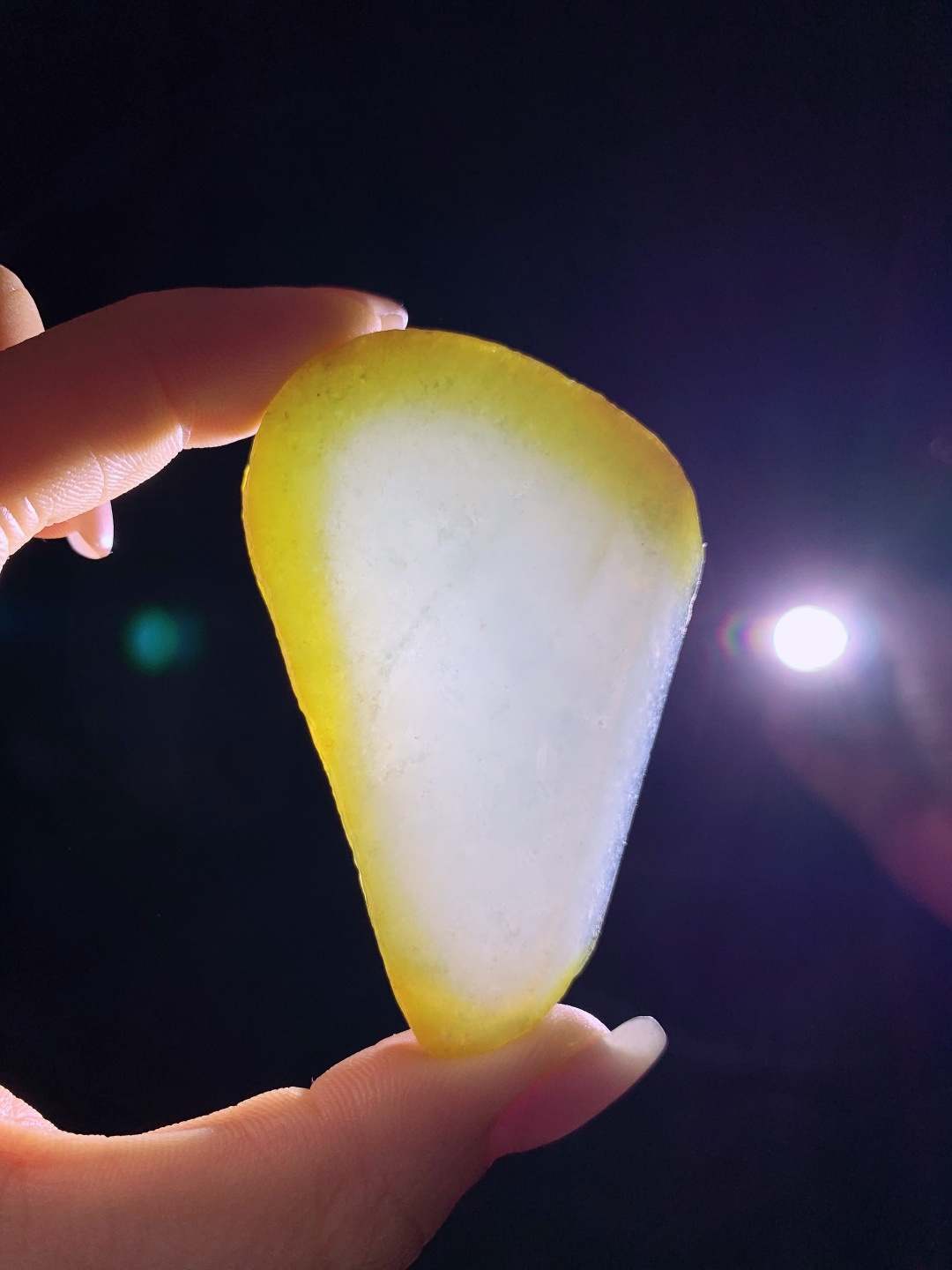 ️冰黄翡/牌子料/片料/板料/特色料，可做牌子、人物、山水、动物、花件……等推荐参考，64.5/42.6/6.3，38.4克，霜凝冰魄里，暖染玉脂边。如将初雪融于溪畔，又落一抹夕照染边，这方冰黄翡料自带清冷与暖柔交织的禅意。冰底莹润似霜，边缘的暖黄似落日轻吻溪岸，清宁中藏着温柔暖意，将山野晨昏的意趣凝于方寸之间。