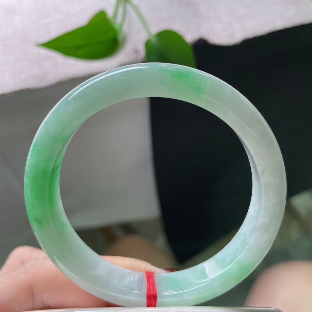 54.2/11/7.4飘绿正圈，水润，翠色鲜活，灵气逼人，俏丽若三春之桃，有棉线，ss51280a