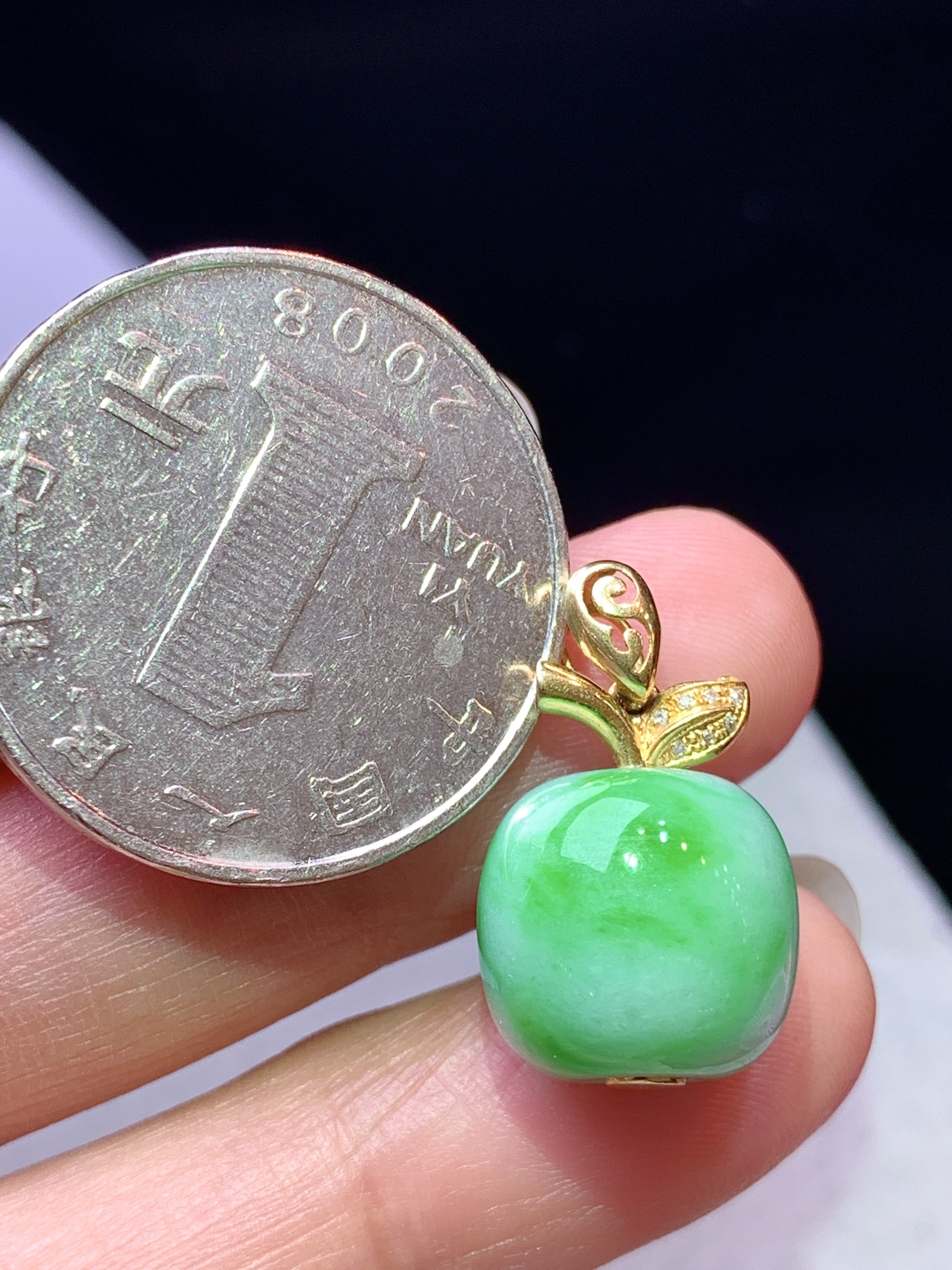 18k金钻镶嵌飘绿苹果吊坠 玉质细腻 色泽艳丽清新 水润亮眼 整体尺寸20.3*12.8*11.8b1