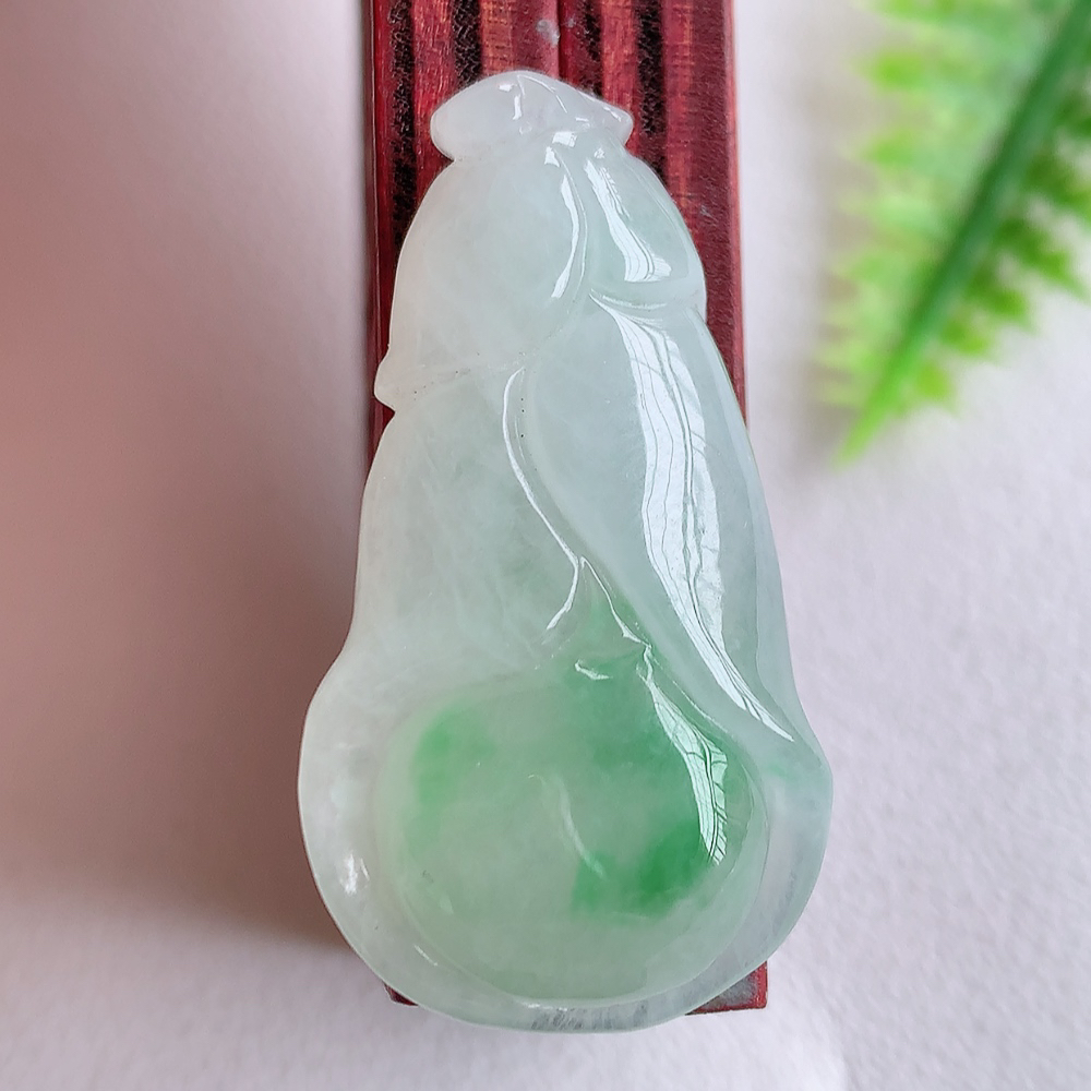 冰润飘花白菜吊坠  玉质细腻，巧雕白菜，叶脉纹理细密，饱和紧密;茎叶粗壮有力，白菜”音通“百财”，“