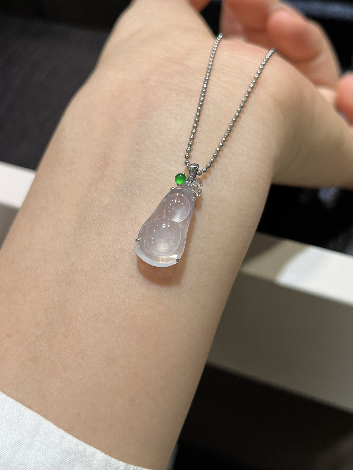 高冰裸镶福豆……
尺寸看图一
18k金镶嵌..