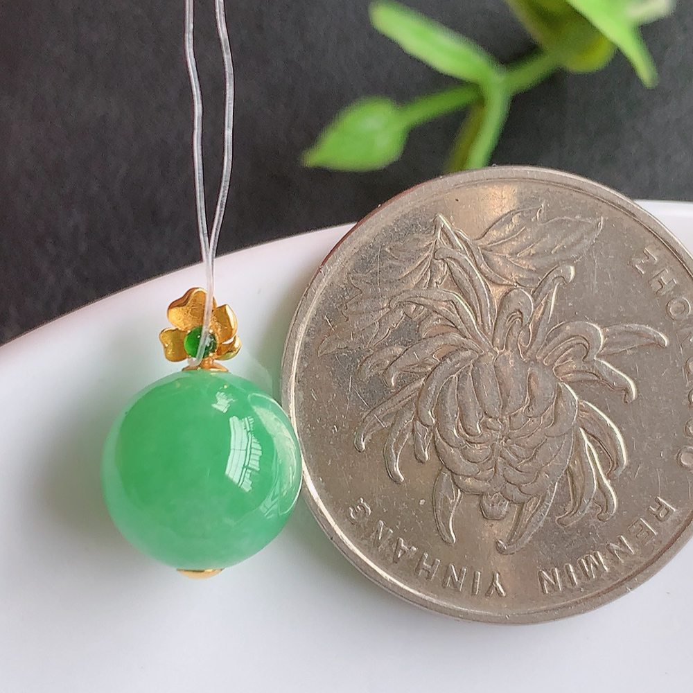 翡翠飘绿蛋面吊坠  质地细腻，清秀高雅 款式大方经典，颜色鲜艳，沁人心脾，18k金伴钻打造   W449.22尺寸：15-10.3mm