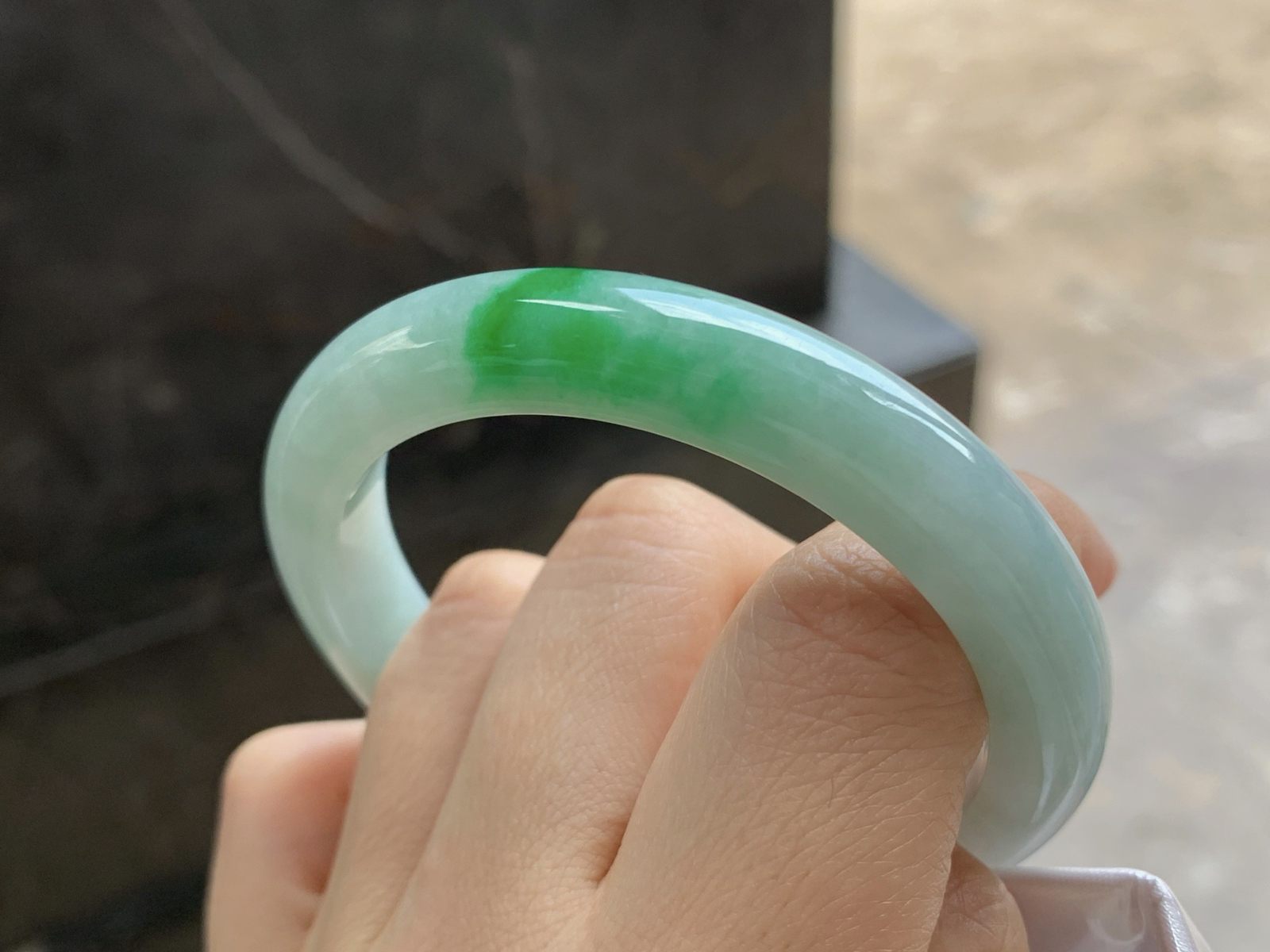 53-9.5-8.1

带色手镯^_^玉质温润