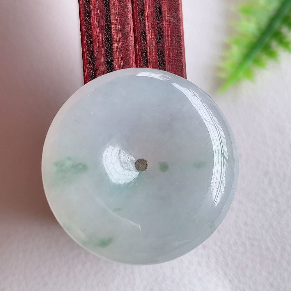 冰润飘花平安扣挂件 吊坠 质地细腻，温润而泽，精雕平安扣光滑圆润，平安扣佑平安，赋予平安无事的意念，寓意守护，随心如意，无事无忧  W357.22尺寸：25.2-5.8mm