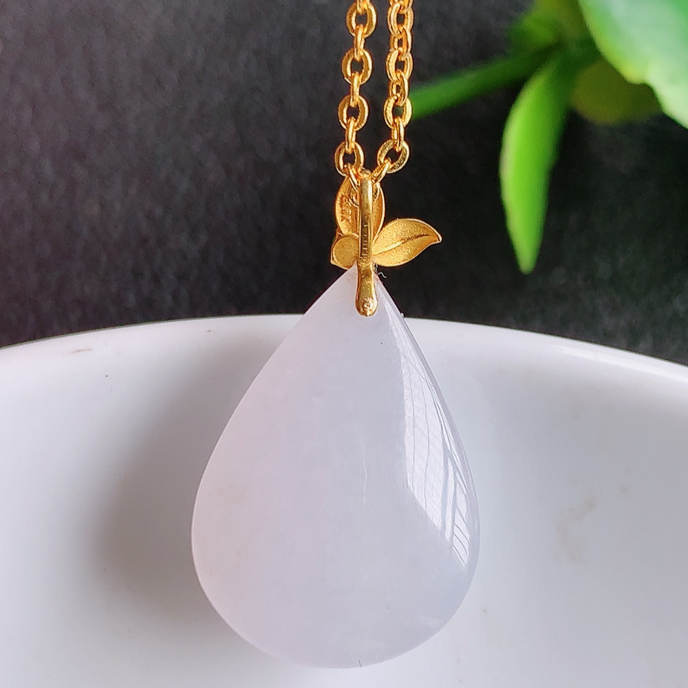 冰润水滴翡翠吊坠，款式新颖时尚，日常百搭的款。满满的份量感，清新自然的阳绿色，18k金伴钻镶嵌，上身效果优雅迷人！性价比超值  W1515.22尺寸：23-13.3-8.3mm