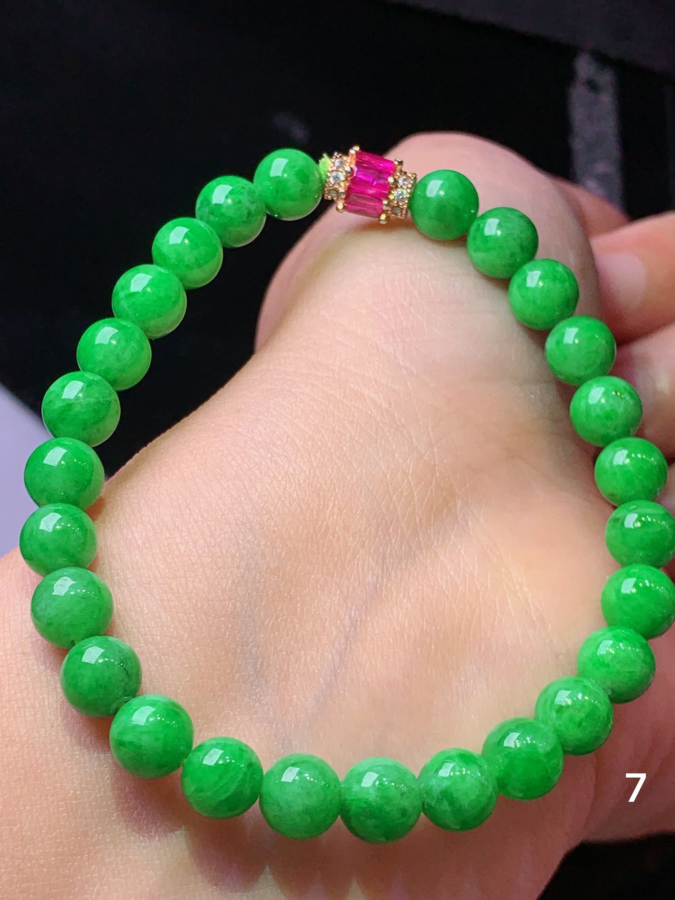 满绿圆珠手链 玉质细腻 色泽艳丽清新 水润亮眼 整体尺寸7