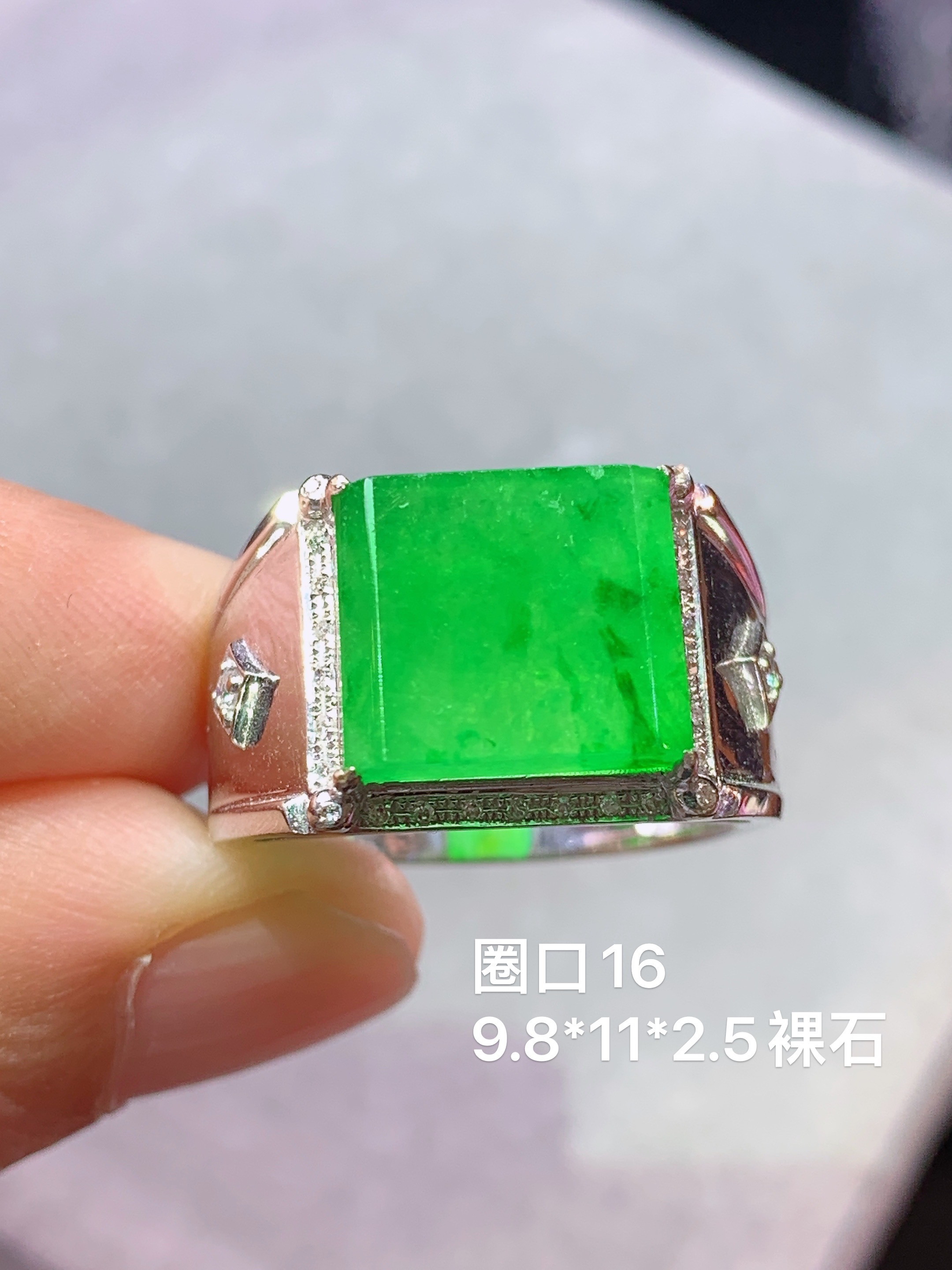 18k金钻镶嵌冰阳绿马鞍戒指 玉质细腻 色泽艳丽清新 水润亮眼 圈口16 整体尺寸9.8*11*2.5j3