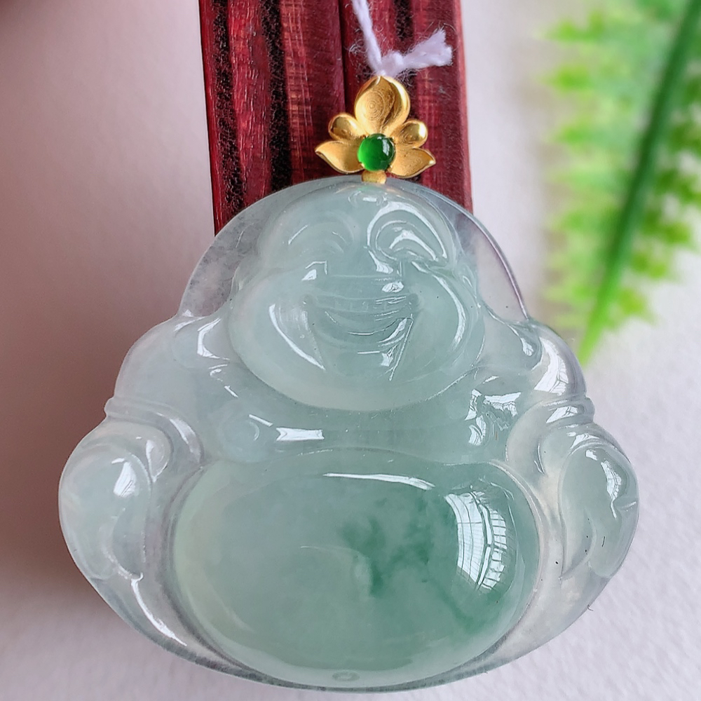 18k金扣冰润飘绿佛公翡翠吊坠，澄净美好的冰润福佛，水足丰盈，灵润、细腻，表情刻画入木三分，盈满欢喜