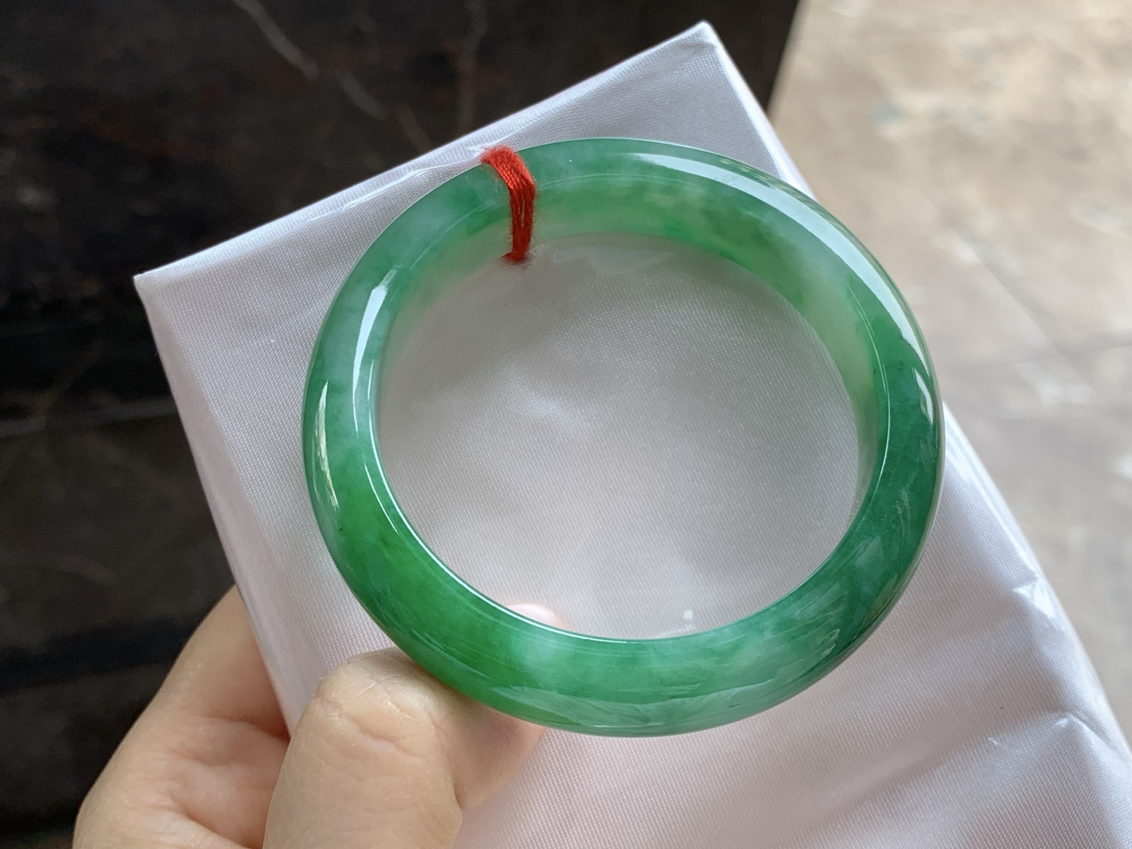 52-12.7-8

辣绿色手镯^_^底子细腻 绿色浓郁大气