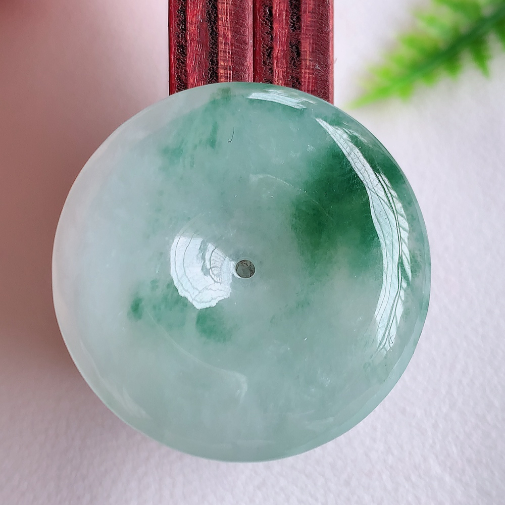 冰润飘花平安扣吊坠，厚装饱满，冰润剔透，细腻水足，种质润泽，飘花灵动，佩戴优雅大气，W   1415.22尺寸：30.5-5.7mm