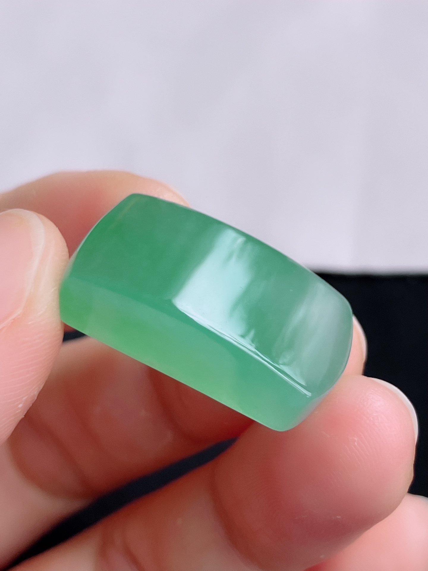 ️甜绿马鞍面，晶莹剔透，大气，尺寸25.5/13/7.6，自然光实拍