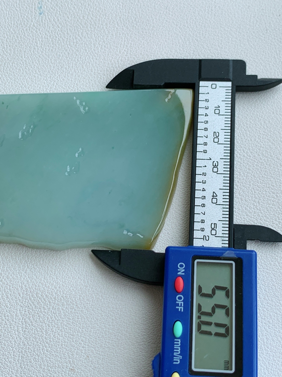 ️冰黄翡/冰晴水牌子料/片料/板料/特色料，可做牌子、人物、山水、动物、花件……等推荐参考，101.2/55/7，102.9克，材料优选，晴水生烟色，黄翡凝暖光。这方冰黄翡料，如将暮春的晴光与浅金融于玉间，冰润的底色漾着远山淡青，边角的暖黄似夕照落溪，清润中带着温柔的暖意，将山野晨昏的灵秀，都凝于这一方方寸之间。