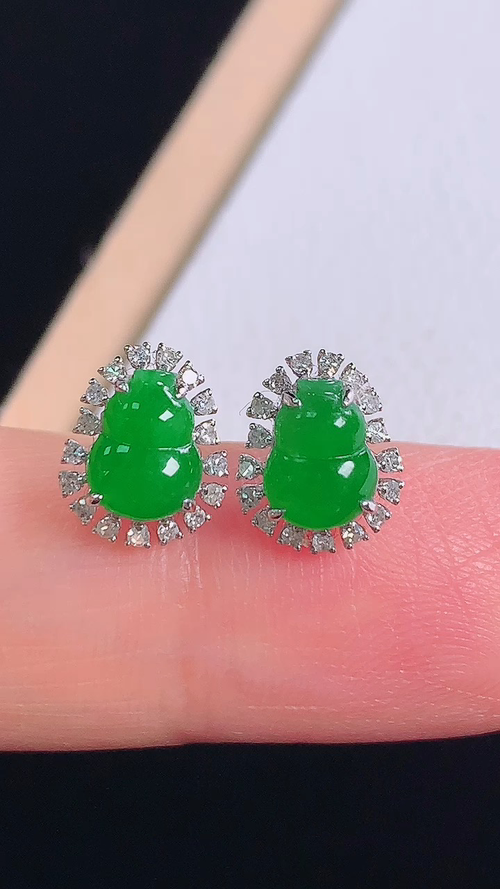 18K满绿葫芦耳钉，无裂，尺寸8.8-4.7，裸石6.2-4.8-2.0mm，23