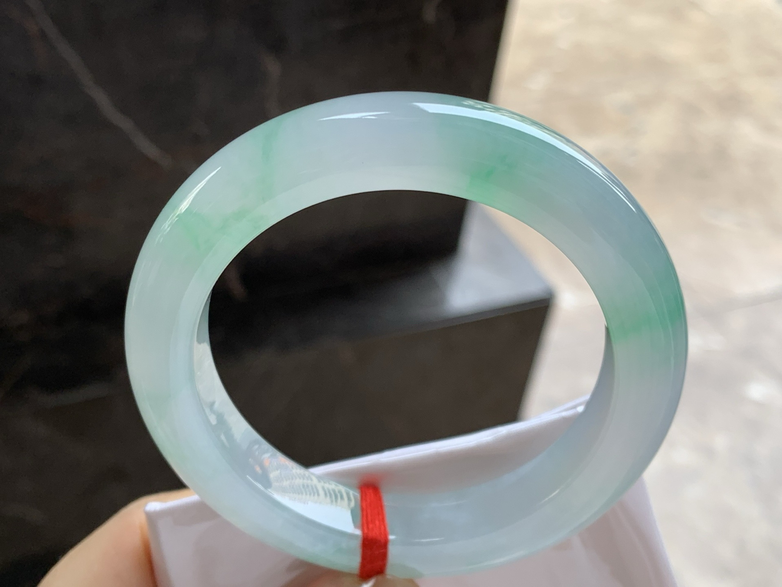 60-12.1-11.2

冰种带色大圈口手镯^_^有种有色～品质大圈口