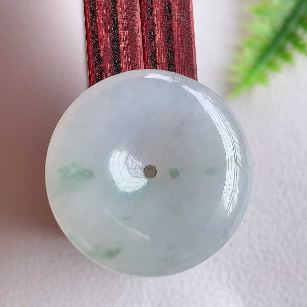 冰润飘花平安扣挂件 吊坠 质地细腻，温润而泽，精雕平安扣光滑圆润，平安扣佑平安，赋予平安无事的意念，