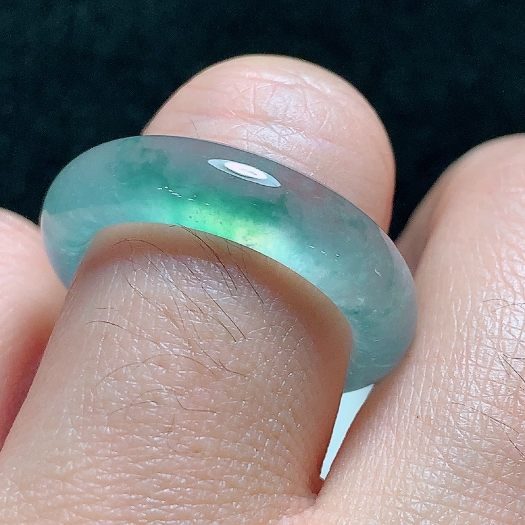 ️冰种飘花指环，种老水头好，又冰又润，饱满无裂，尺寸：26.5/5.9/4.2mm，圈口：18号，编号