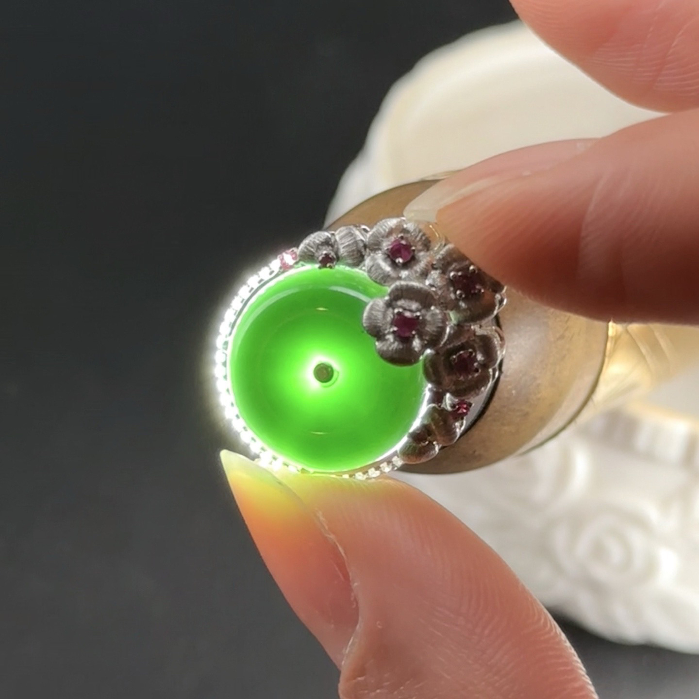 精品18k墨翠平安扣吊坠 种好色正 黑度极好 打灯通透 油性十足 重金豪镶 尺寸21.5