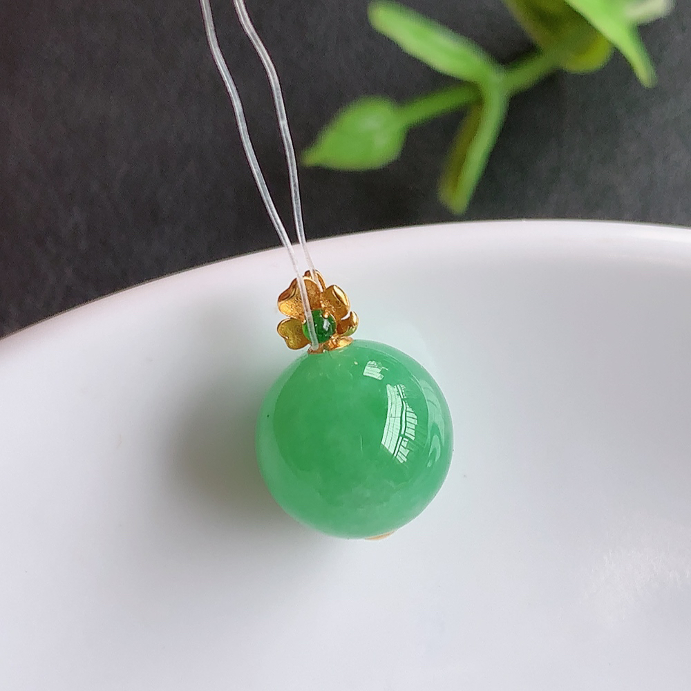 翡翠飘绿蛋面吊坠  质地细腻，清秀高雅 款式大方经典，颜色鲜艳，沁人心脾，18k金伴钻打造   W449.22尺寸：15-10.3mm