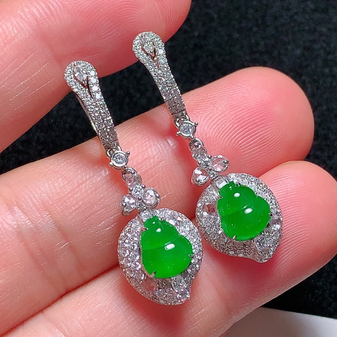 ️18k金镶嵌冰种阳绿葫芦耳坠，种老水头好，又冰又润，饱满无裂：34.2/11/6.5mm裸石：7.5/6.6/2.2mm，编号