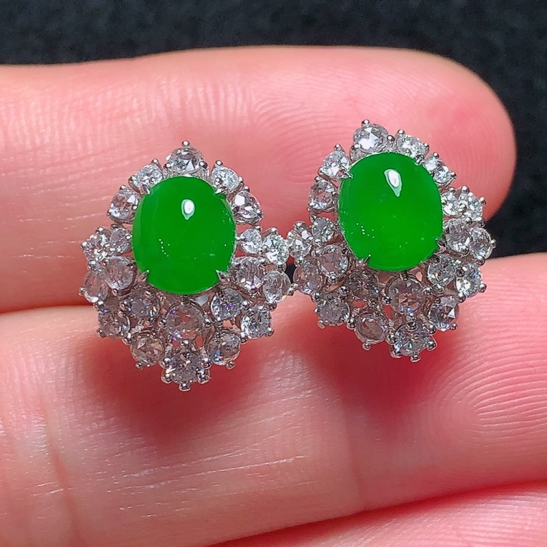 ️18k金镶嵌冰种正阳绿蛋面耳钉，色泽艳丽，种老水头好，又冰又润，饱满无裂：15.1/13.2/10.2mm裸石：7/6.2/3mm，编号