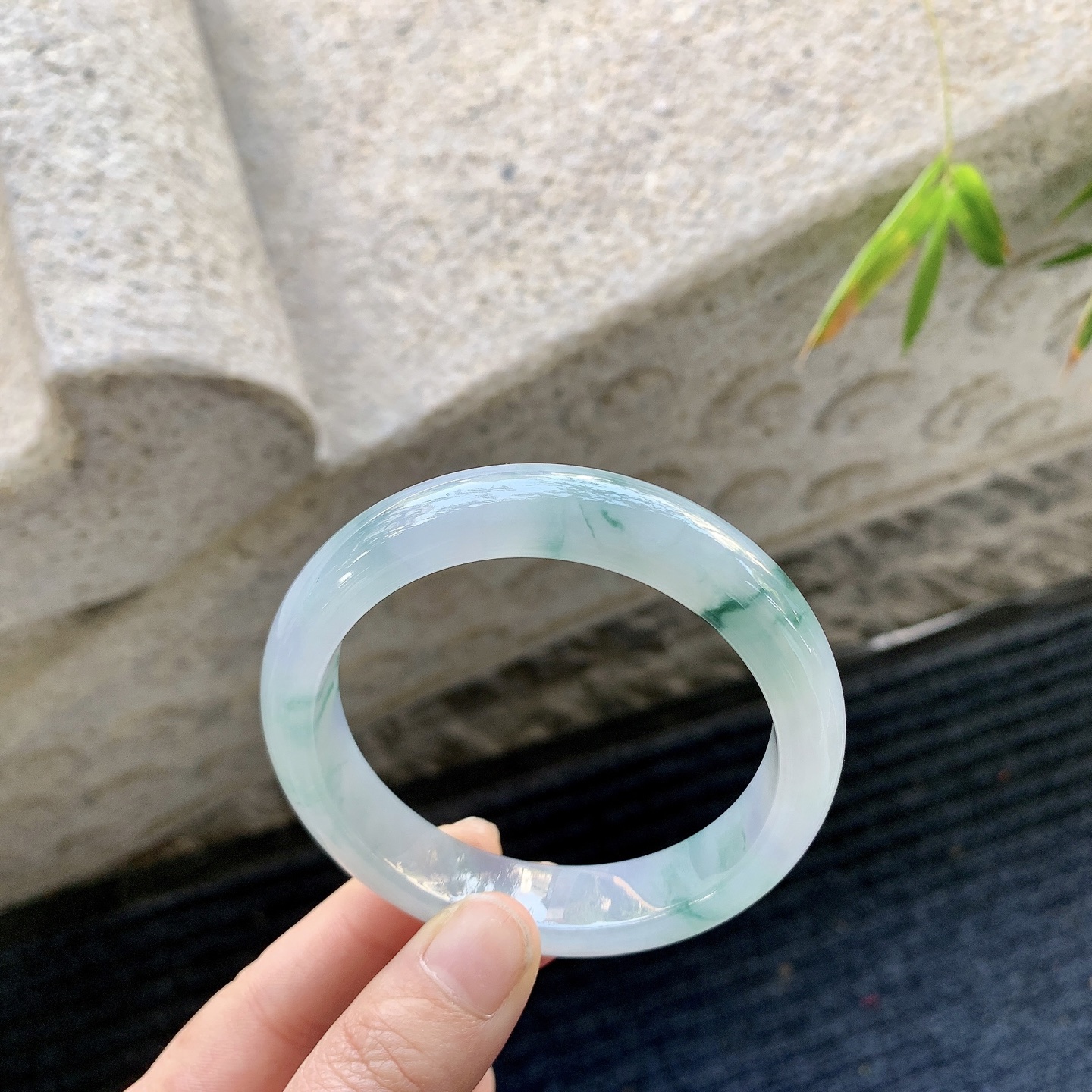 正圈57 58，圈口57.4/13.3/8.5，编码FL081258，糯冰飘花，水润，种老，细腻，打灯有絮线