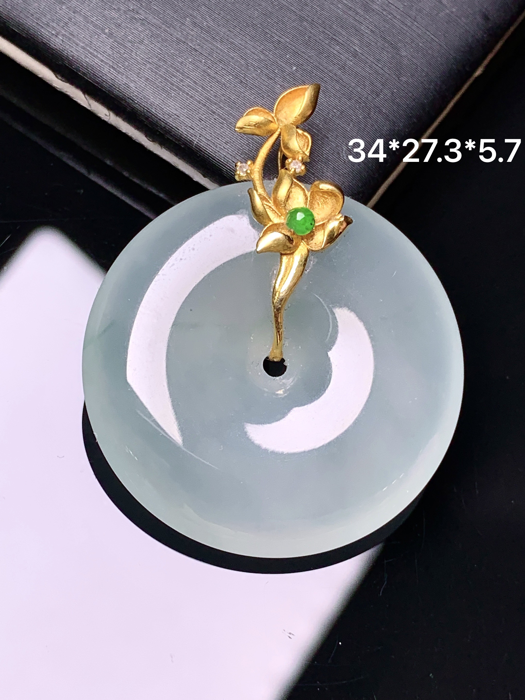 18k金钻镶嵌冰种平安扣吊坠 玉质细腻 色泽艳丽清新 水润亮眼 整体尺寸34*27.3*5.7yz