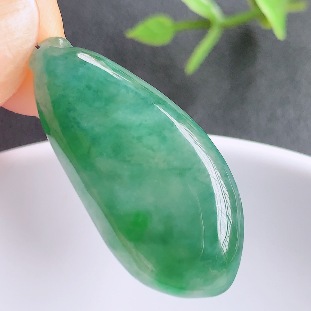 冰润福瓜翡翠吊坠，呱呱来财，福气满满的美好寓意，清新自然  沁人心脾，造型独特，清秀高雅  W357.22尺寸：34-15.8-5mm