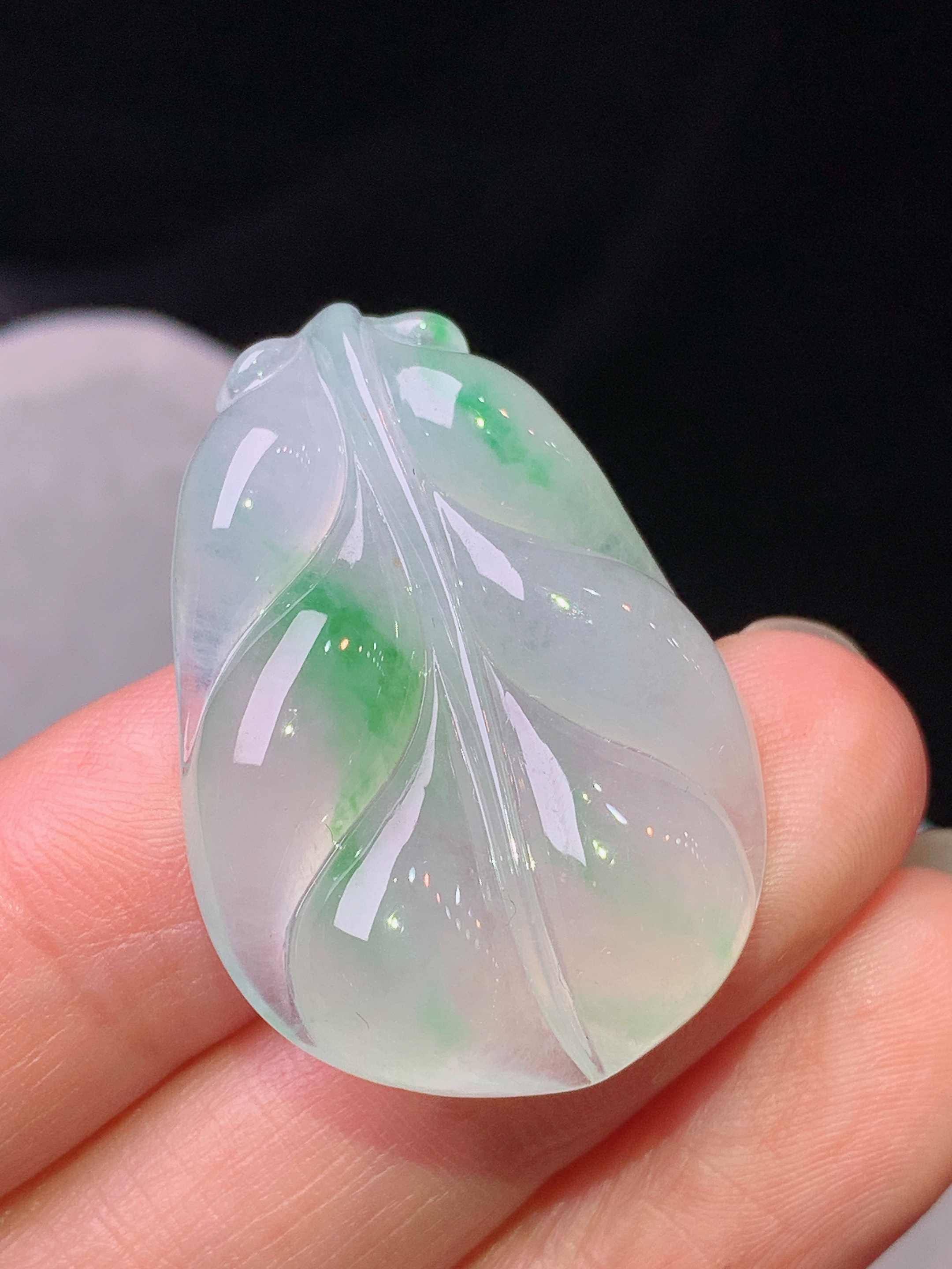 冰种飘绿树叶吊坠 玉质细腻 色泽艳丽清新 水润亮眼 整体尺寸32.6*23*6.5c1