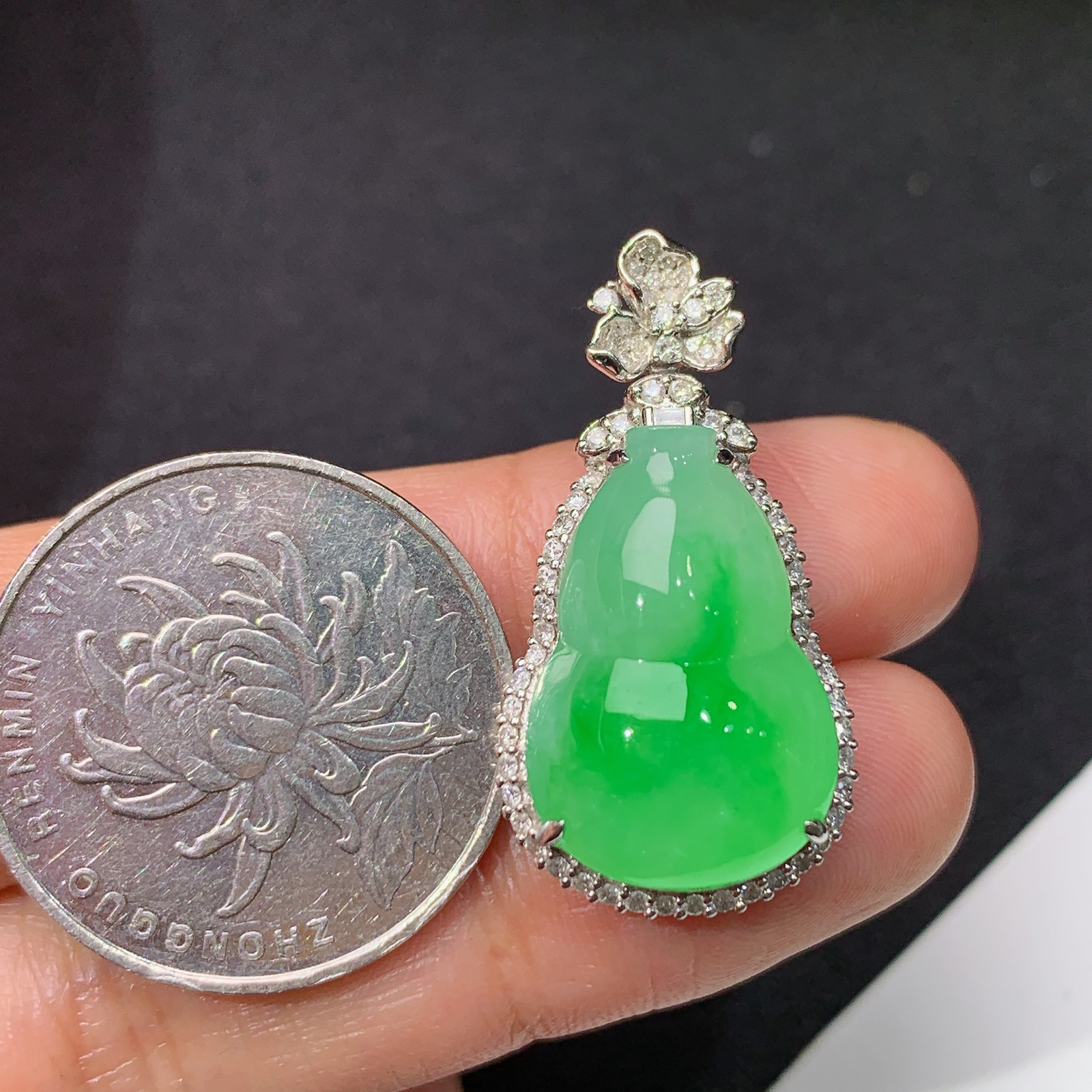 飘阳绿葫芦吊坠，18k金镶嵌，冰润色阳，玉质细腻，种水足，Dd 尺寸30.7*15.9*9.8