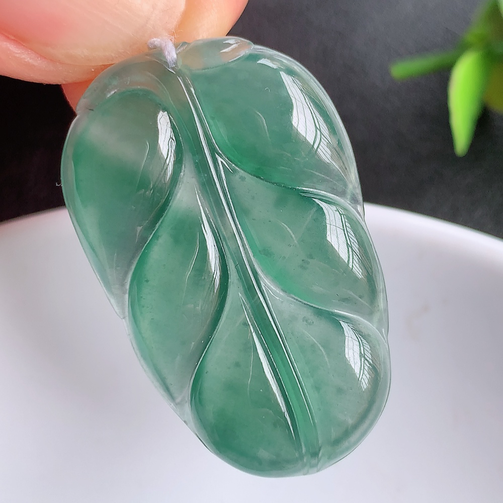 冰润金枝玉叶翡翠吊坠  寓意“金枝玉叶，大业有成，一夜成名”  饱满大气，水润通透。W1415.22