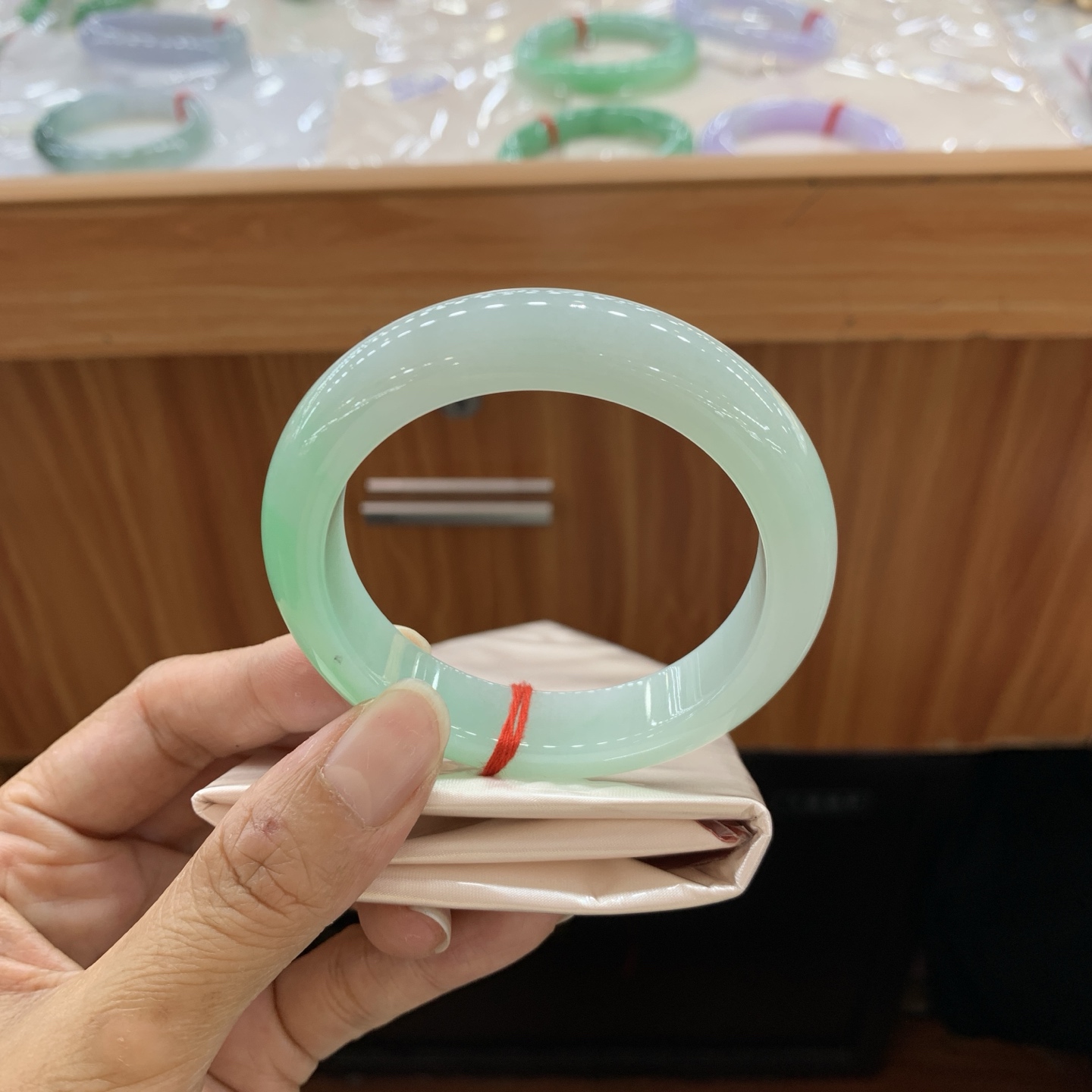 042329WZY 飘绿正圈翡翠手镯 54.6-12.7-9.1