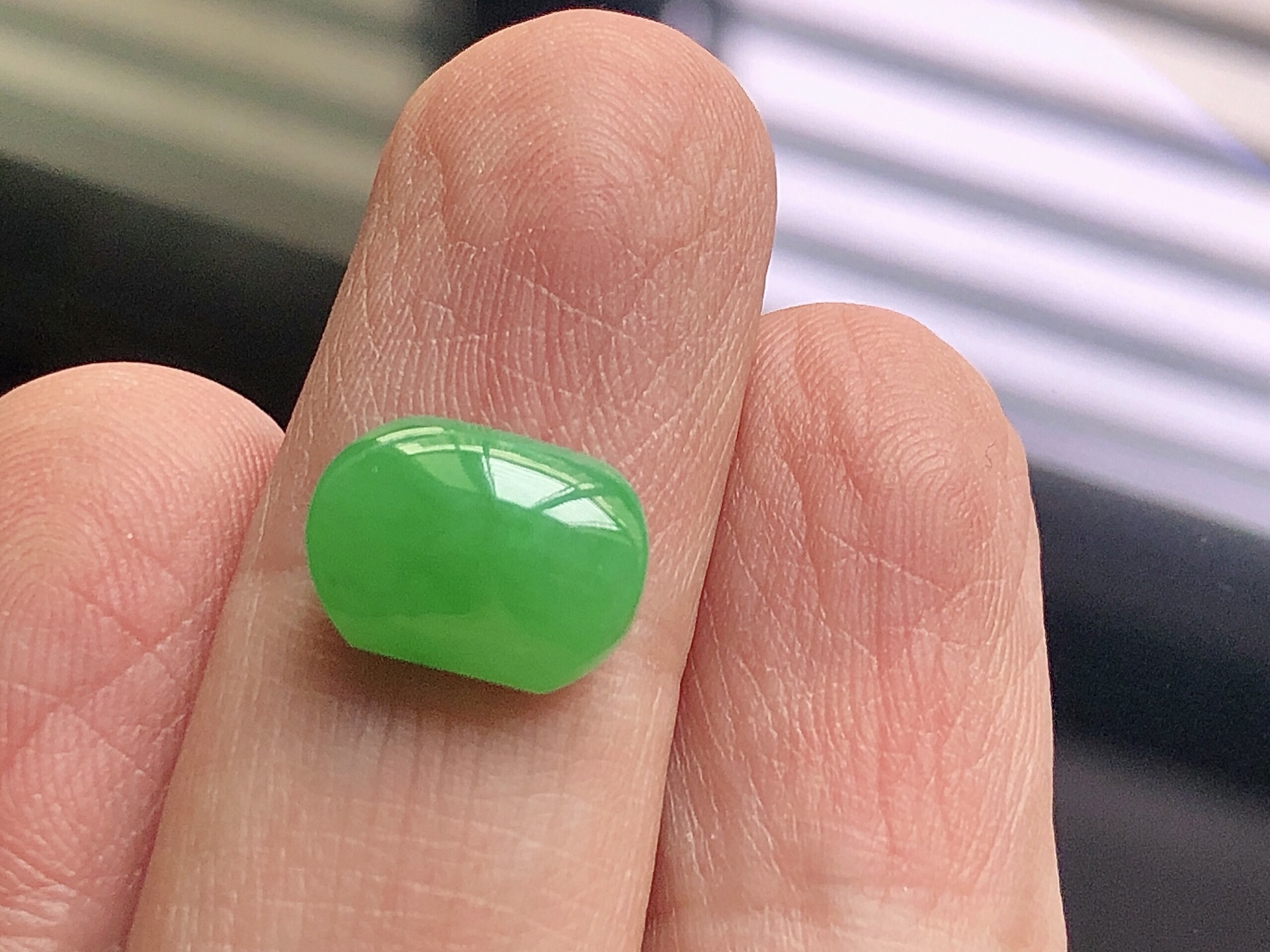 ️ 高冰阳绿马鞍， 色泽艳阳，通透水润，玉质细腻，夺目迷人，镶嵌效果，品相，无裂，尺寸11.4*8