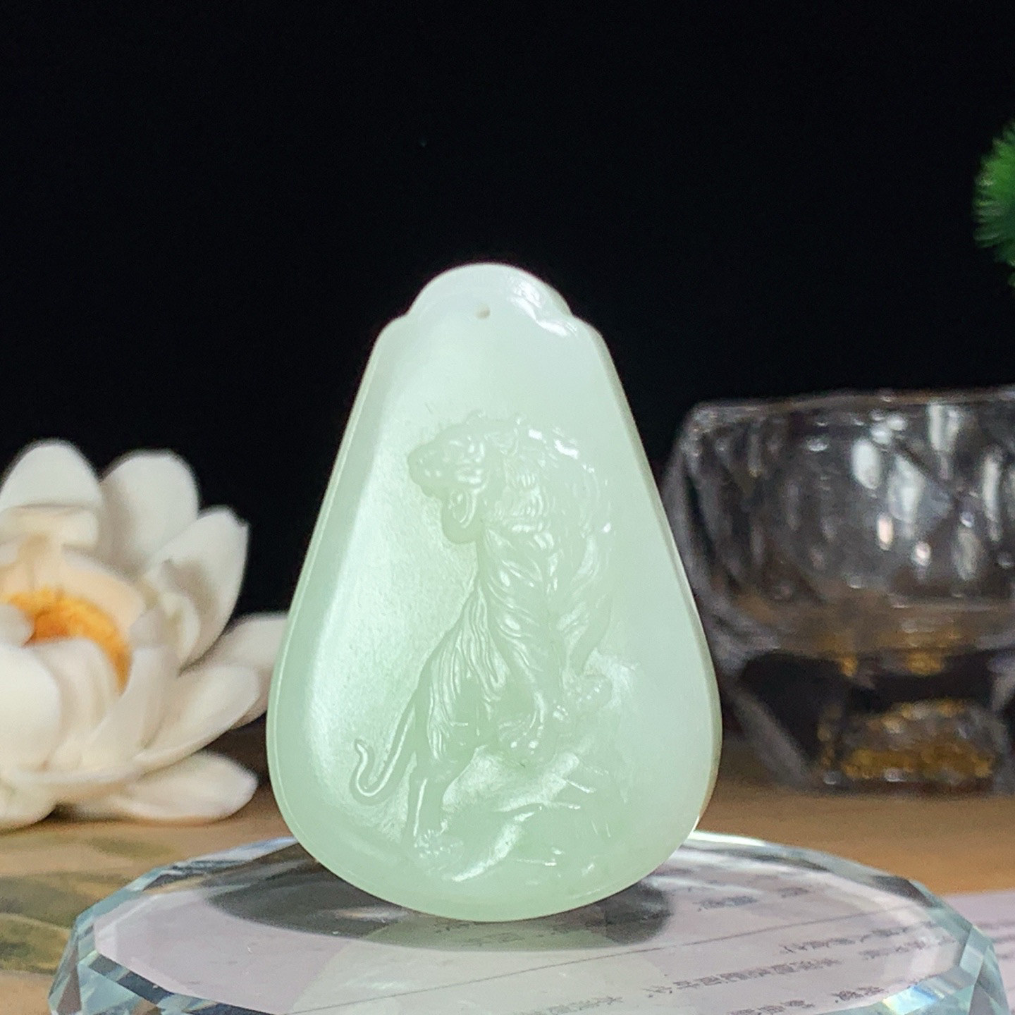 和田玉青海翠青上山虎挂件。尺寸46/32/12重34.5克，玉质细腻油润 脂粉好，品质好！lt260