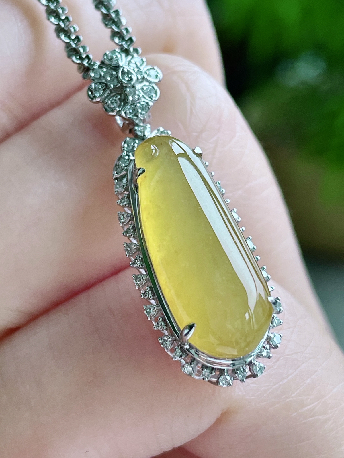 【镶嵌】冰黄翡福瓜吊坠  
【说明】缅料 18k金镶嵌 性价比高  
【整体】31.8-10.8-9.7
【裸石】19.9-8-3.2..