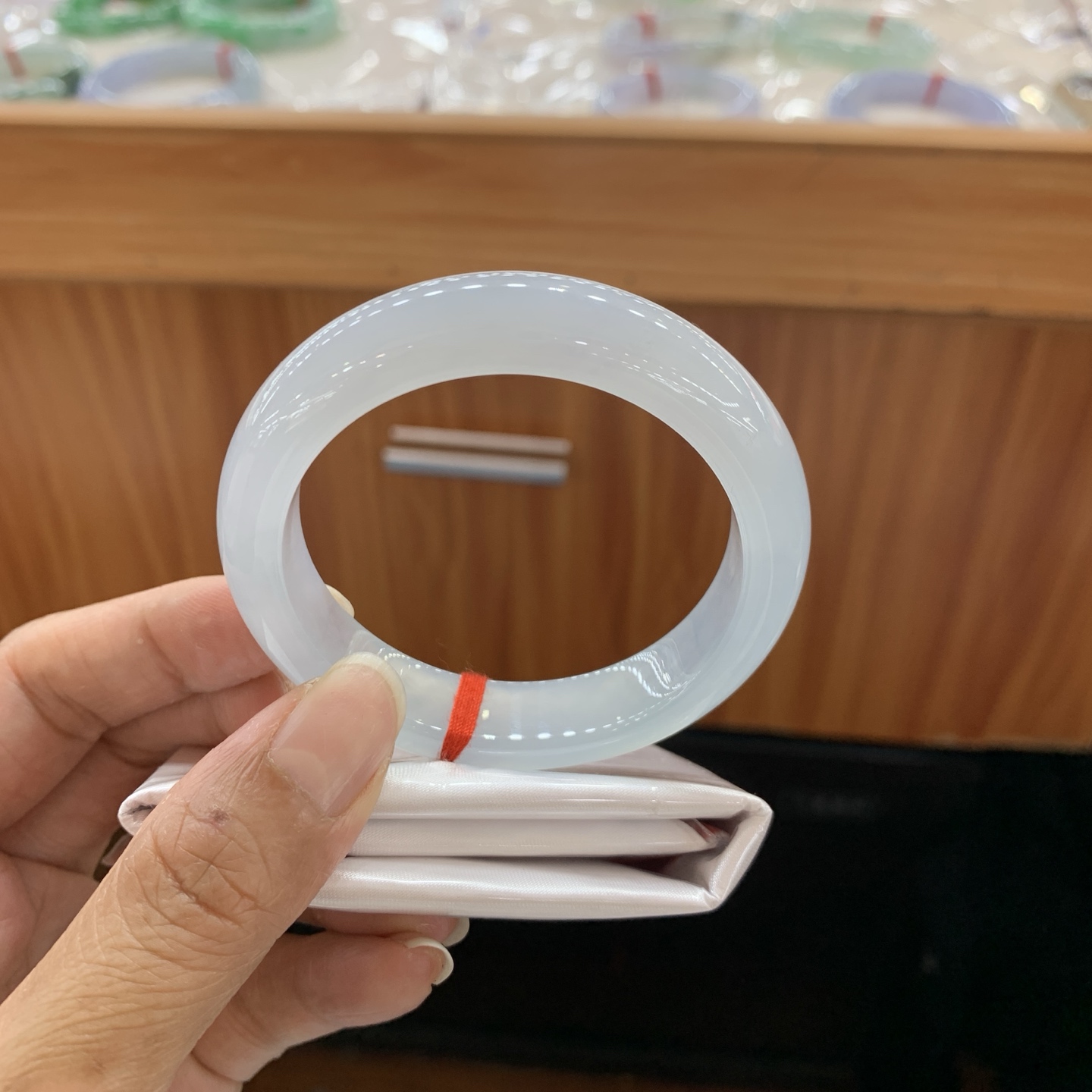 042416WZY，冰底色正圈翡翠手镯，51-12-8.2