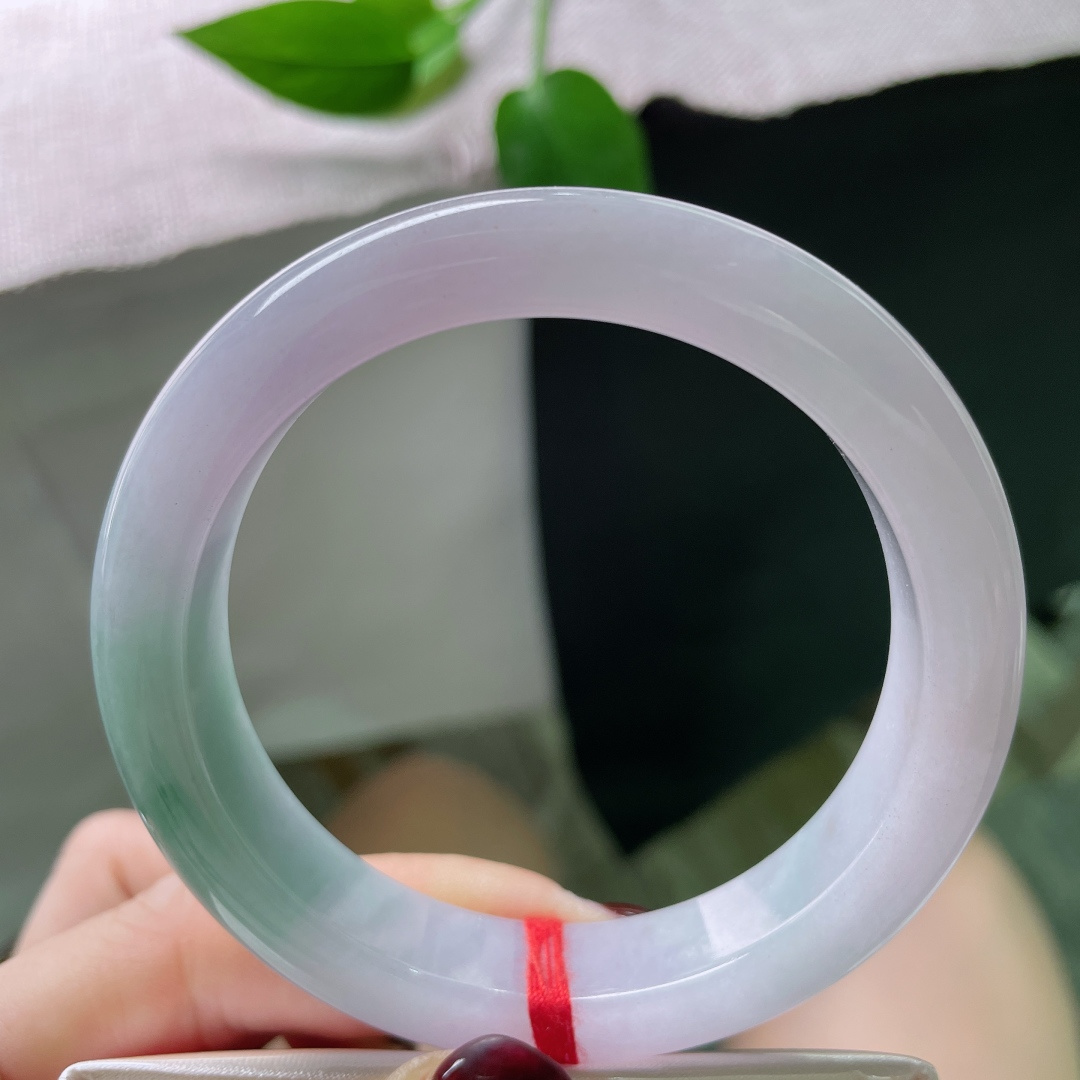 56.7/12.1/8.9，淡紫正圈，飘花点缀，从容自若不失优雅气质，质地温润，无裂，ss50009a