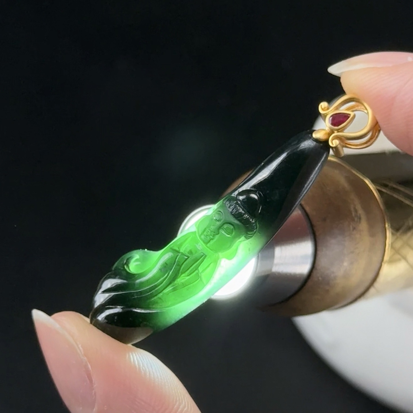 墨翠宝宝观音 种好色正 黑度极好 打灯通透油性十足  尺寸44.3