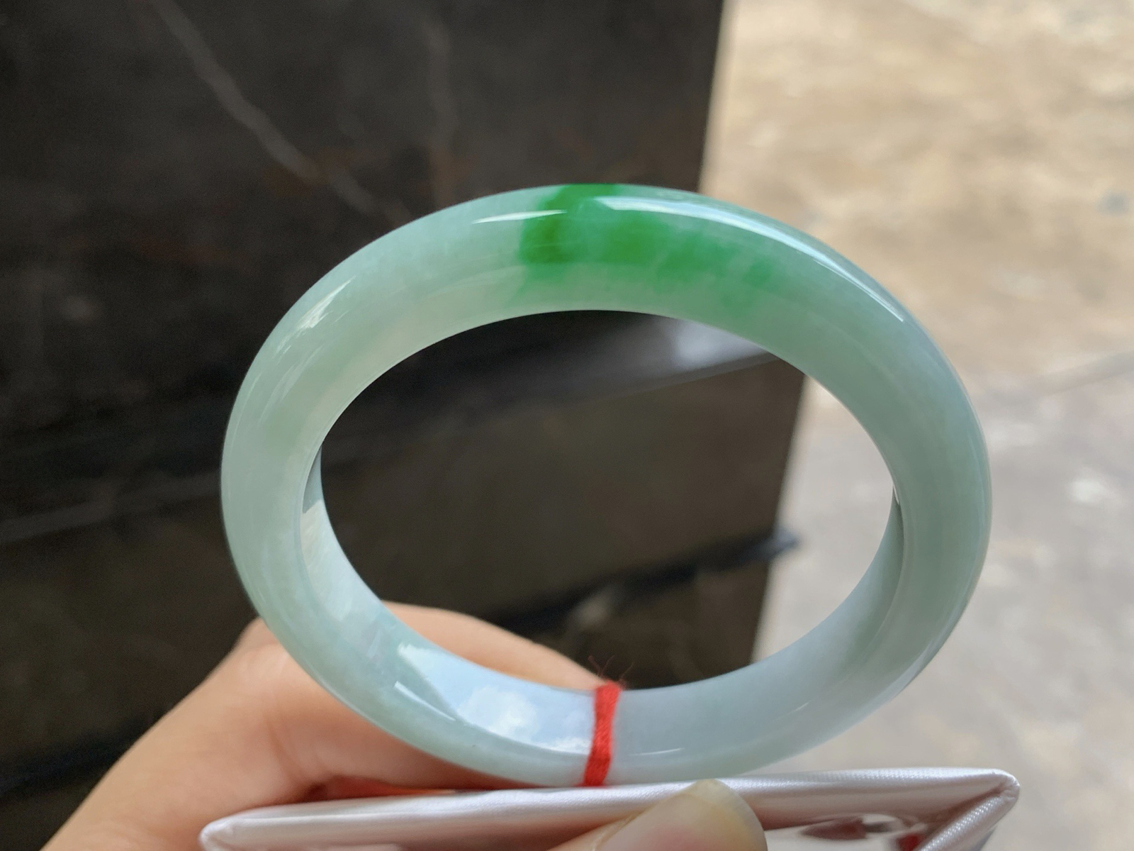 53-9.5-8.1

带色手镯^_^玉质温润