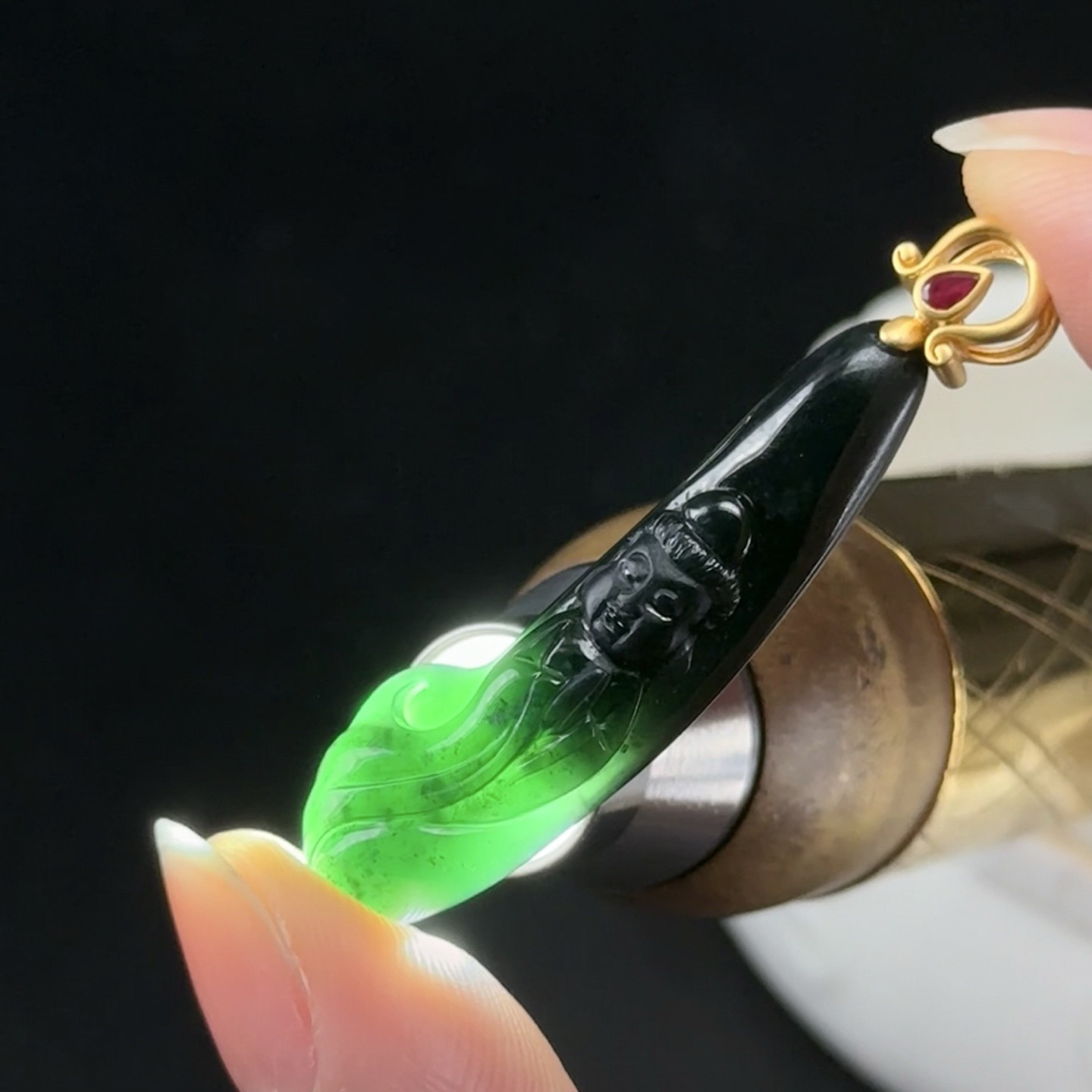 墨翠宝宝观音 种好色正 黑度极好 打灯通透油性十足  尺寸44.3