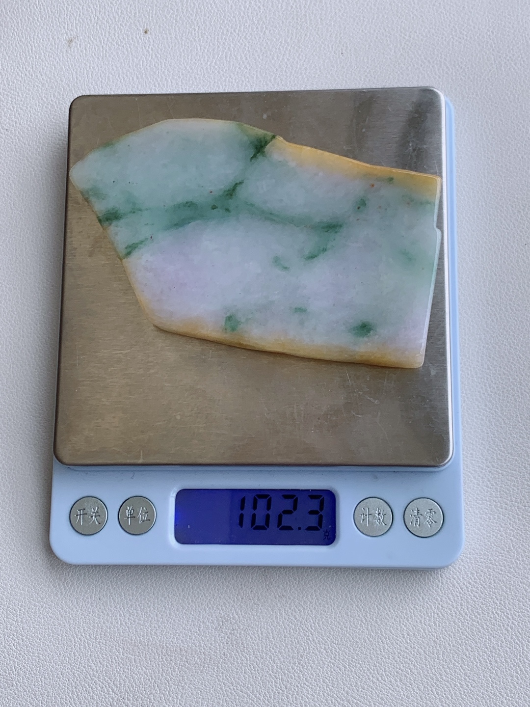 ️冰飘花/冰黄翡/牌子料/片料/板料/特色料，可做牌子、人物、山水、动物、花件……等推荐参考，95.6/54.2/6.9，102.3克，材料优选，紫凝霞彩，翠染云痕，黄融夕照。这方特色料，如将暮春的霞、山涧的云与溪畔的夕照，一同凝于玉间。冰润底色晕染淡紫，飘花似流云漫过，边缘的暖黄如落日轻吻溪岸，清灵中带着三彩交织的层次，将天地间的斑斓意趣，藏进这一方玉料里。