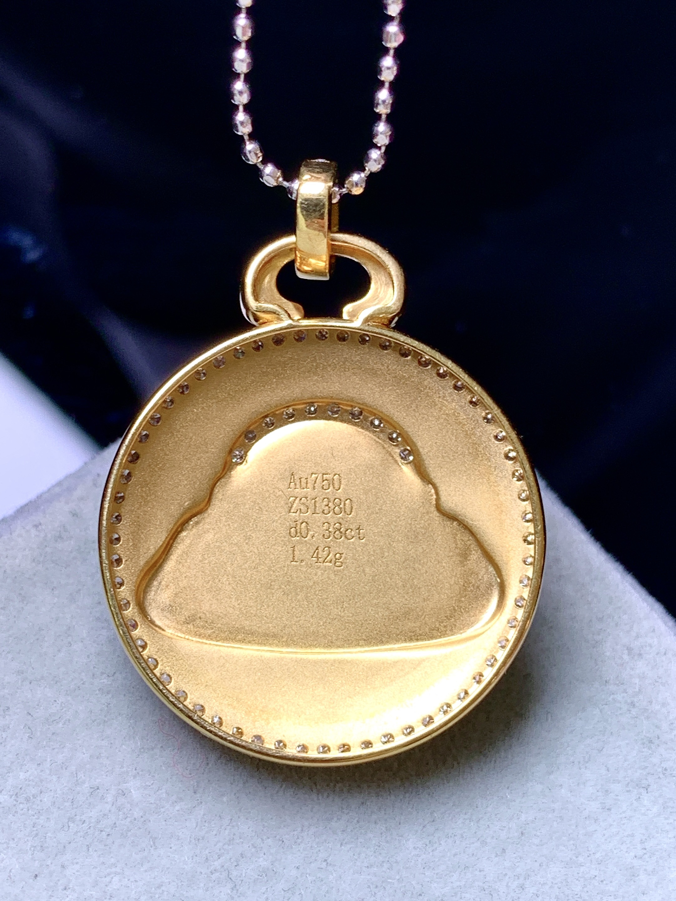 18k金钻镶嵌冰种飘绿佛公吊坠 玉质细腻 色泽艳丽清新 水润亮眼 整体尺寸29.5*22.6*7.2m2