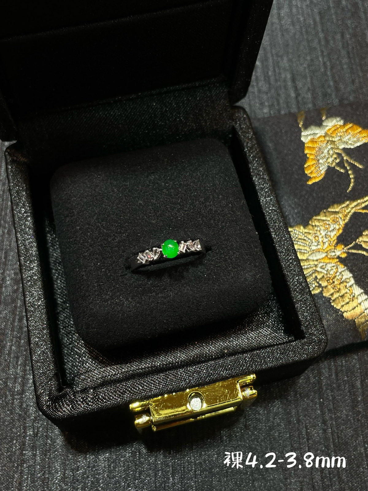 冰种 满色 阳绿 起光 mini小蛋面戒指
18k金镶嵌..