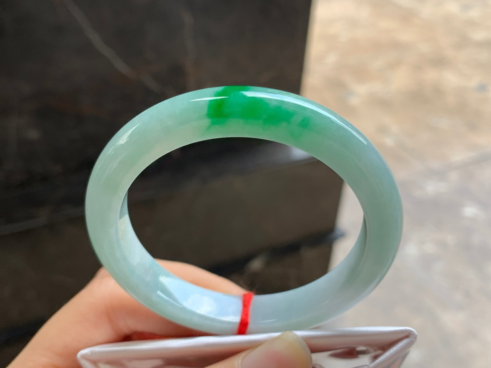 53-9.5-8.1

带色手镯^_^玉质温润